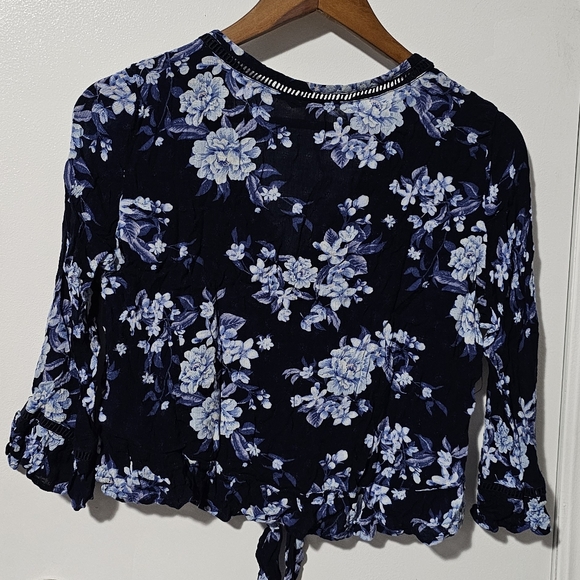 American Eagle | Navy Floral Button-Down Crop Top with 3/4 Sleeves and Tie Front - Picture 3 of 7
